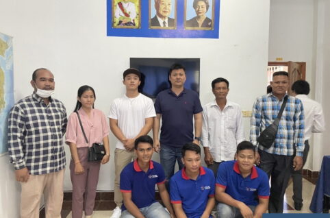 カンボジアで実習生の後輩たちを激励