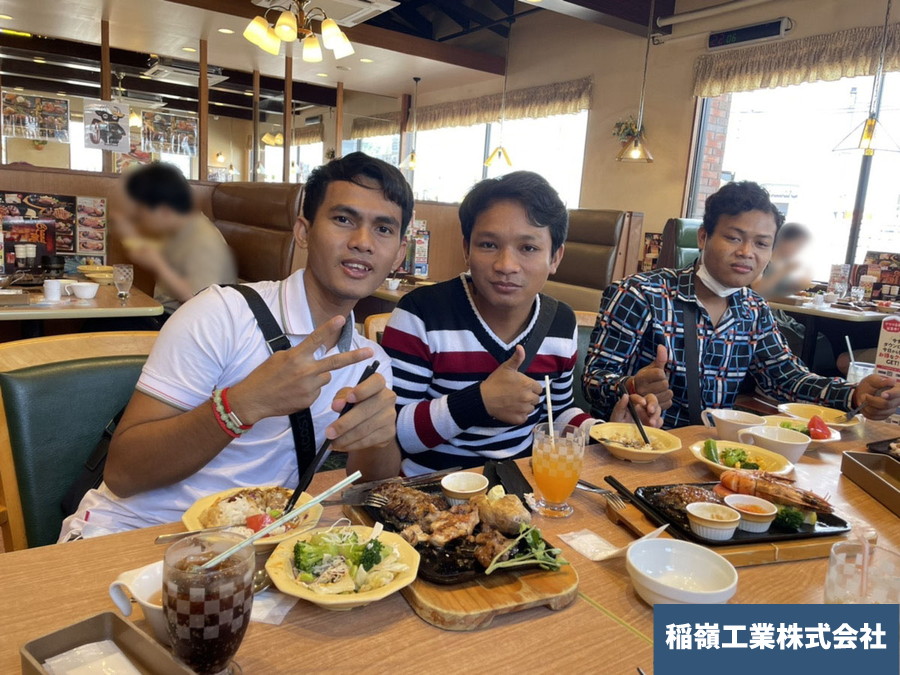 カンボジア技能実習生3名とレストランで食事